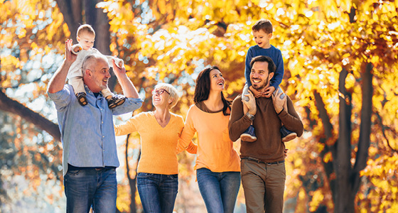 famille heureuse se promenant dans un parc