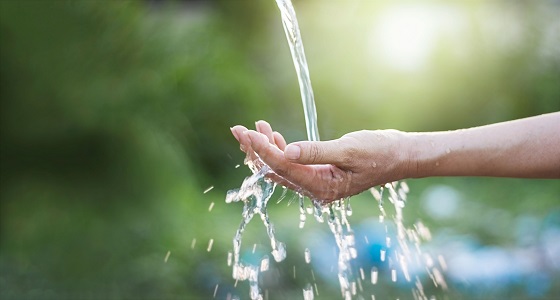 De l'eau est versée sur une main