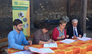 De gauche à droite : Benoît Aupecle (directeur du Service de remplacement 49), Bénédicte Lebouc (présidente du Service de remplacement 49), Anne Gautier (présidente de la MSA 49) et Christian Blot (directeur de la MSA 49)